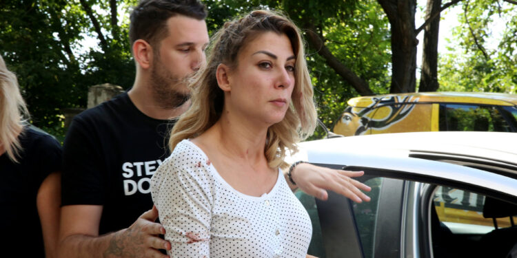 Razvodi se zbog rijalitija: Pevačica potpuno van sebe zbog njegovog ponašanja! (FOTO)