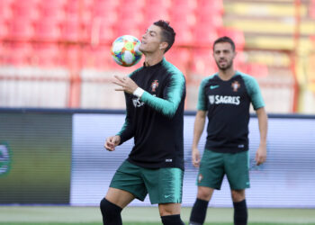 Ima koronu ali njemu to ne smeta: Ronaldo objavio sliku kako se baškari pored bazena, navijači ljuti!