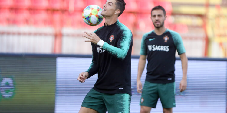Ima koronu ali njemu to ne smeta: Ronaldo objavio sliku kako se baškari pored bazena, navijači ljuti!