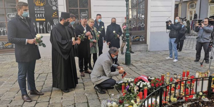 Srbi odali poštu žrtvama terorističkog napada (FOTO)