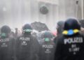 Ko je pustio demonstrante u Bundestag?