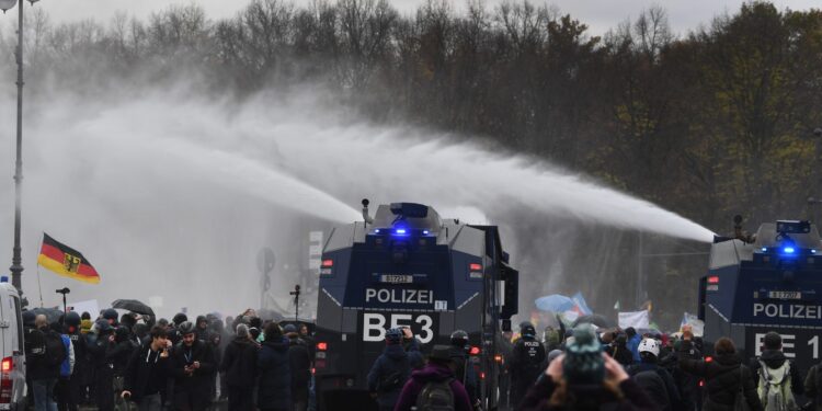 Oko 200 uhapšenih u Berlinu, policija demantovala da će pucati na demonstrante (VIDEO)