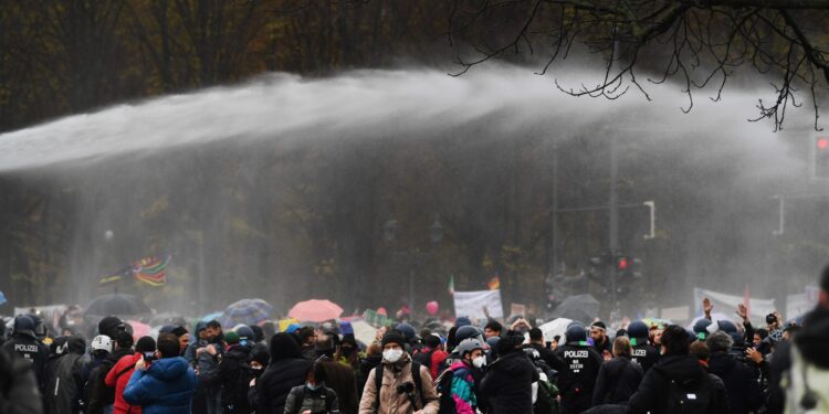 Šta su hteli učesnici protesta u Berlinu? Sloboda, poštenje, samoopredeljenje..