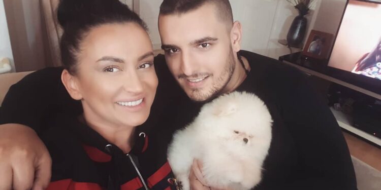 Pevačica preterala sa filterima pa je fanovi žestoko isprozivali! (FOTO)