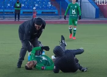 Uznemirujući snimak: Srpskog vezistu oživljavali na terenu, krv mu tekla niz lice tokom meča (VIDEO)