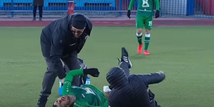 Uznemirujući snimak: Srpskog vezistu oživljavali na terenu, krv mu tekla niz lice tokom meča (VIDEO)
