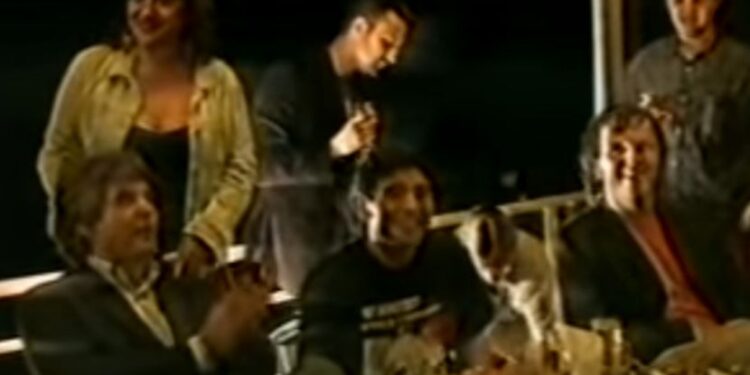 Maradona, Dule Savić i Kusturica pevaju „Marširala kralja Petra garda“ i „Vidovdan“: Ovako je Dijego uživao u Beogradu (VIDEO)