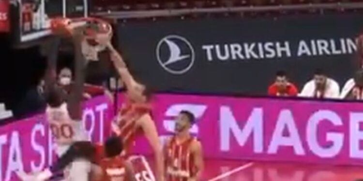 NBA zakucavanje O’Brajanta protiv Bajerna: Košarkaš Zvezde uneo i loptu i Cipsera u koš (VIDEO)