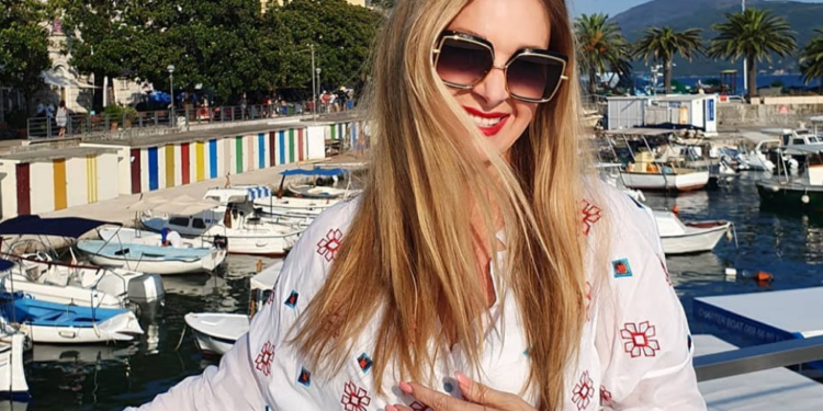 Danica Maksimović odmara na Zlatiboru, pozdravila fanove u bade mantilu! (FOTO)