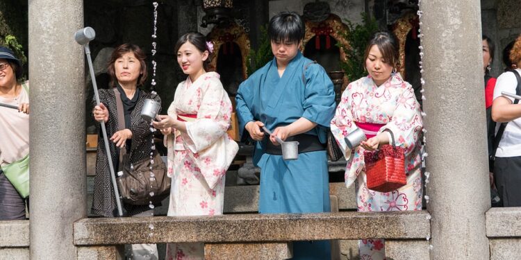 Maloletne sluškinje zadovoljavaju erotske nagone sredovečnih Japanaca