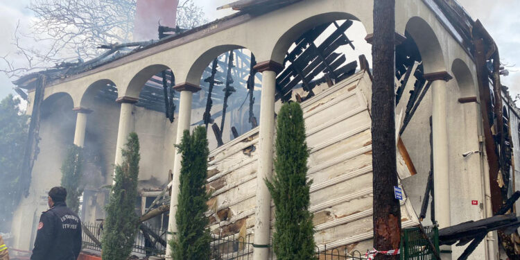 Istanbul: Požar u drvenoj džamiji iz 17. veka
