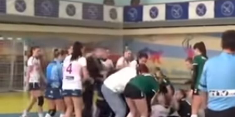 Opšta tuča rukometašica, sudija se hvatala za glavu (VIDEO)