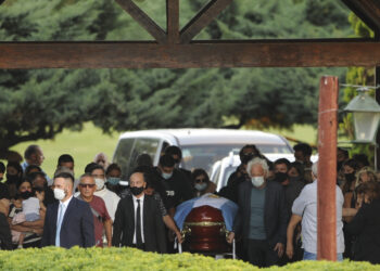 Maradona sahranjen na privatnoj ceremoniji: Sukob navijača i policije zbog Dijega na ulicama (FOTO/VIDEO)