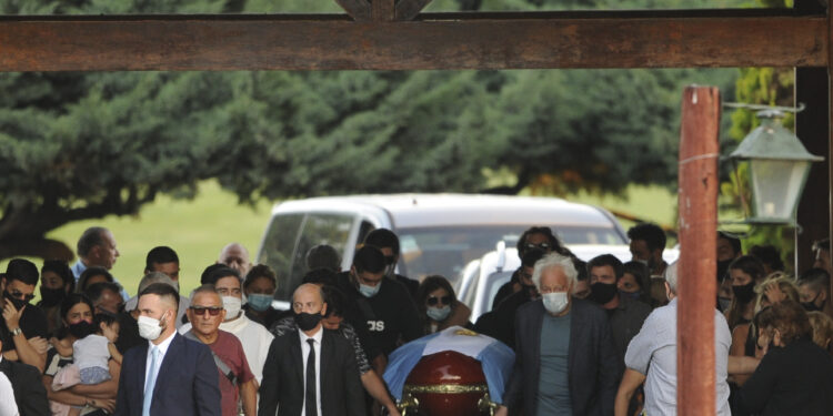 Maradona sahranjen na privatnoj ceremoniji: Sukob navijača i policije zbog Dijega na ulicama (FOTO/VIDEO)