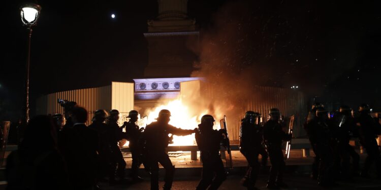 Zapaljena zgrada Centralne banke u Parizu (VIDEO)