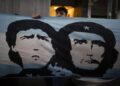 Maradona uspešno operisan posle sat i 20 minuta, navijači mu pevali ispred bolnice (VIDEO)