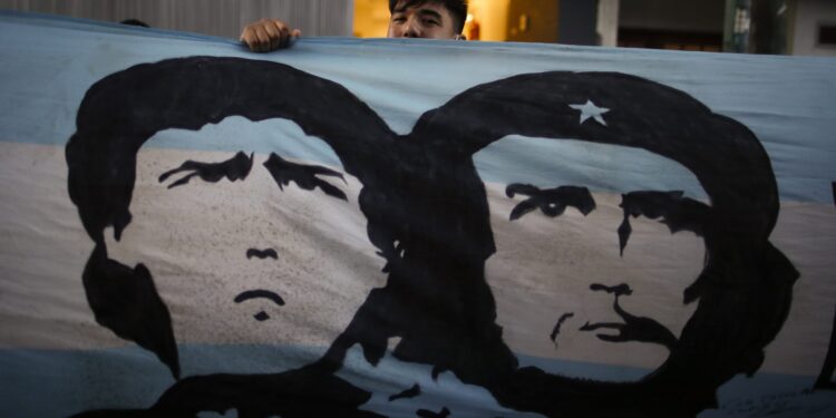 Maradona uspešno operisan posle sat i 20 minuta, navijači mu pevali ispred bolnice (VIDEO)