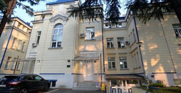 Pacijent skočio sa prozora KBC “Dragiša Mišović”, umro na mestu