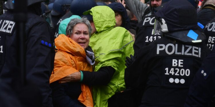Haos u Berlinu! Demonstranti viču: Merkelova mora da ode (VIDEO)