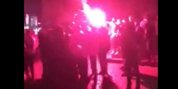 „Delije“ bakljadom ispratile košarkaše na večiti derbi! (VIDEO)