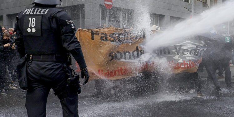 Haos na ulicama Frankfurta: Policija vodenim topom na demonstrante (VIDEO)