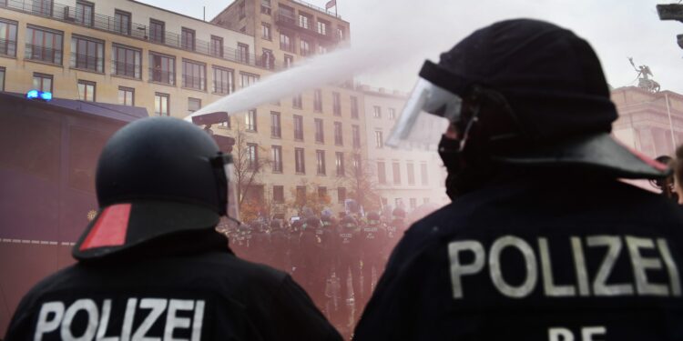Sukobi razjarenih Nemaca i policije u Berlinu se nastavljaju (FOTO/VIDEO)
