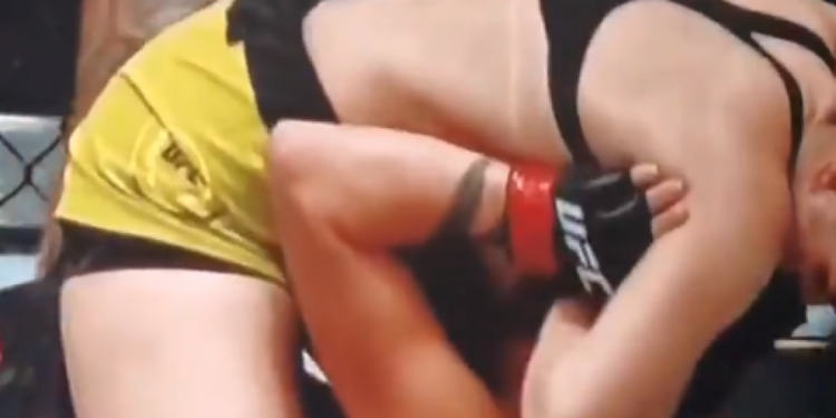MMA takmičarki ispale grudi tokom meča, sudija prišao i namestio joj grudnjak (VIDEO)