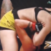 MMA takmičarki ispale grudi tokom meča, sudija prišao i namestio joj grudnjak (VIDEO)