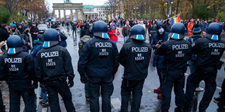Divizija policajaca kao zid