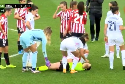 Neverovatna scena na meču fudbalerki (VIDEO)