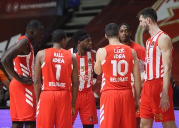Zvezda putuje u Rusiju, samo jedan zaražen