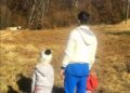 Novak sa Stefanom i Tarom ispred krave na livadi: Đokovići nastavljaju da obilaze sela po Srbiji (FOTO)