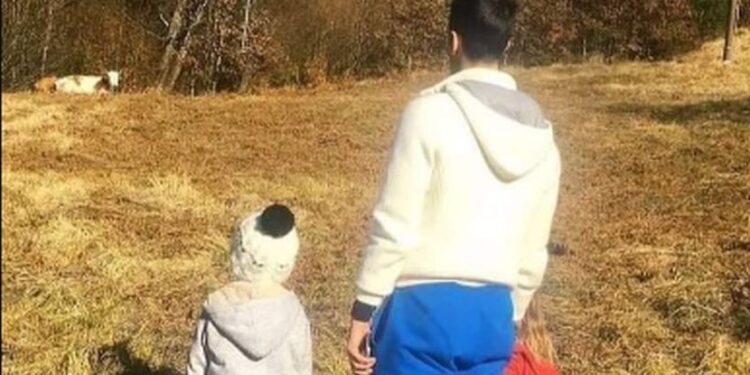 Novak sa Stefanom i Tarom ispred krave na livadi: Đokovići nastavljaju da obilaze sela po Srbiji (FOTO)