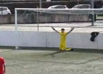 Najluđi penal koji je ikada viđen u fudbalu: Golman kleknuo na kolena i šokirao protivnika (VIDEO)