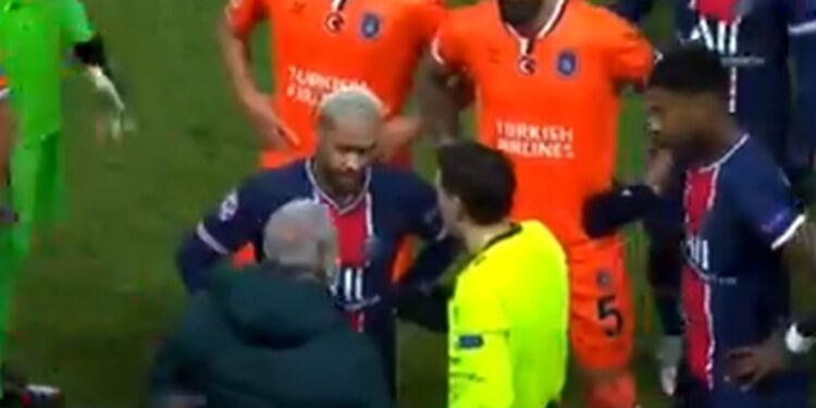 Skandal u Parizu zbog rasizma: Sudija vređao igrača, gosti napustili teren! (VIDEO)