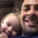 Američki policajac usvojio devojčicu koju je spasio od zlostavljanja (VIDEO)