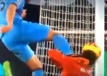 „Pokušaj ubistva“ pred golom Sautemptona: Lou-kik u potiljak, Adams preživeo brutalan start (VIDEO)