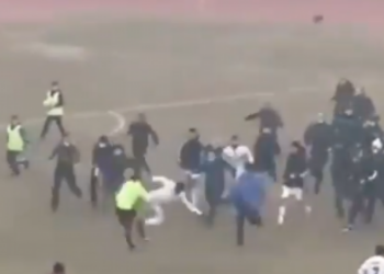 Masovna tuča na fudbalskom meču u Uzbekistanu, sudija izvukao deblji kraj (VIDEO)