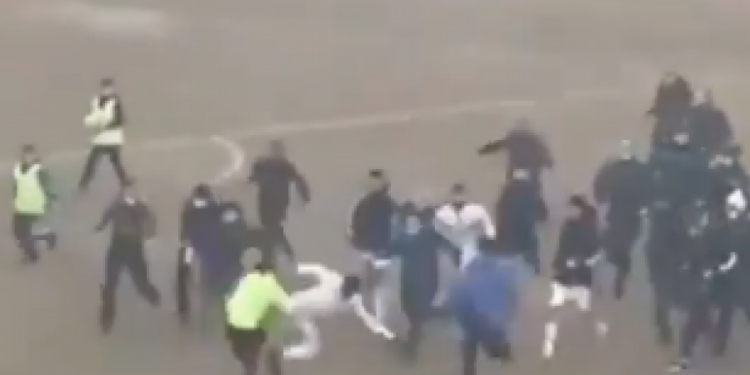 Masovna tuča na fudbalskom meču u Uzbekistanu, sudija izvukao deblji kraj (VIDEO)