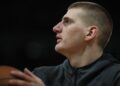 Jokić maltretirao saigrače na aerodromu: Pogledajte kako im je lopatom bacao sneg za vrat (VIDEO)