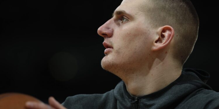 Jokić maltretirao saigrače na aerodromu: Pogledajte kako im je lopatom bacao sneg za vrat (VIDEO)