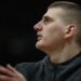 Jokić maltretirao saigrače na aerodromu: Pogledajte kako im je lopatom bacao sneg za vrat (VIDEO)