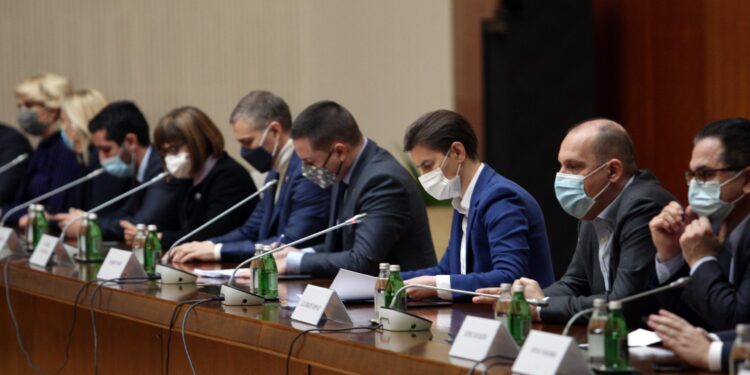 Krizni štab pred odlukom o ublažavanju mera: Šoping molovi, radnje i tržni centri ipak rade za vikend?