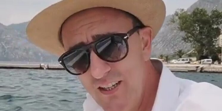 Sergej Ćetković sa suprugom i ćerkicama uputio fanovima novogodišnju čestitku (FOTO)