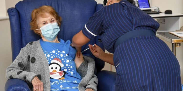 Počela vakcinacija u Britaniji – 90-godišnja žena prva primila vakcinu