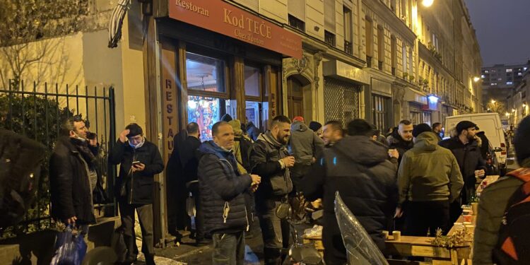 Sklonjene maske da se vide osmesi