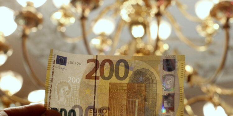 Evro danas 117,57 po srednjem kursu