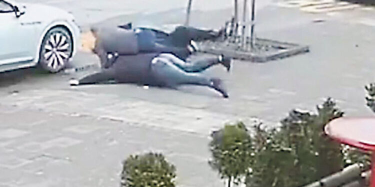 Polomili mu nogu na dva mesta, čovek zapomaže sa zemlje! (UZNEMIRUJUĆI VIDEO)