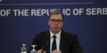 Vučić: U maju i novembru po 30 evra punoletnima, penzionerima još 50 evra