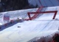 Horor u Kicbilu: Skijaš pao na glavu jureći 147 km/h, ostao nepomično da leži ispred cilja na stazi (VIDEO)